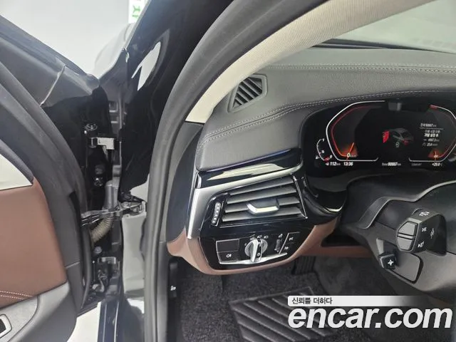 BMW 5-Series 2021 thumb 11