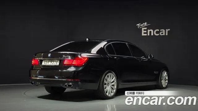 BMW 7-Series 2015 thumb 2