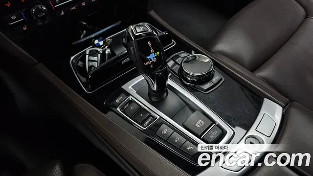 BMW 7-Series 2015 thumb 9