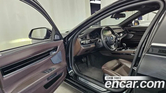 BMW 7-Series 2015 thumb 10