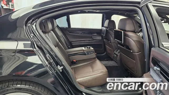BMW 7-Series 2015 thumb 12