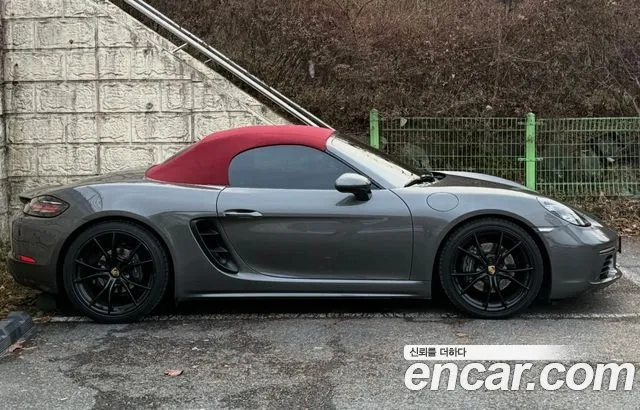 Porsche Cayman 2018 thumb 2