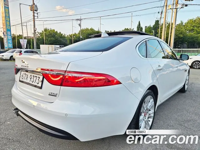 Jaguar XF 2018 thumb 6