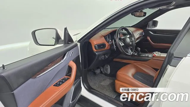 Maserati Levante 2018 thumb 10