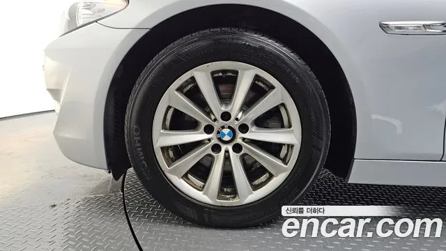 BMW 5-Series 2011 thumb 4