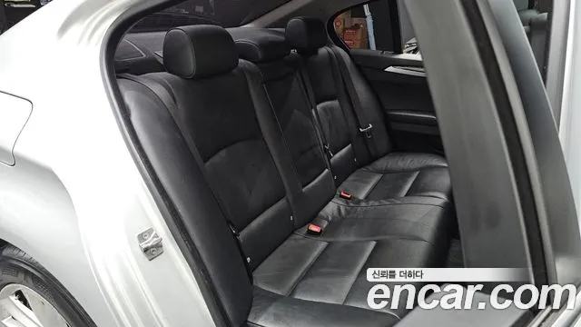 BMW 5-Series 2011 thumb 11