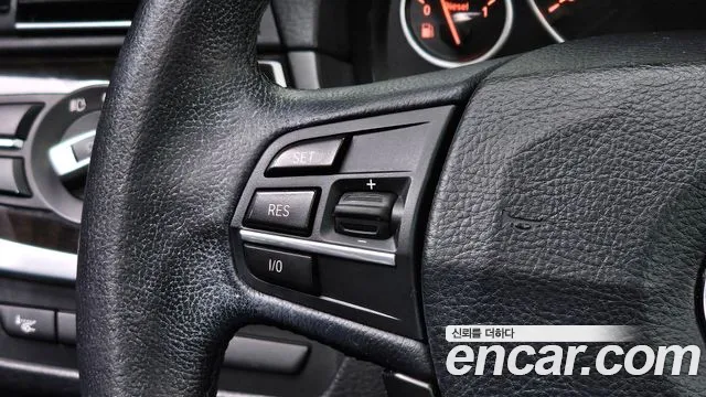 BMW 5-Series 2011 thumb 12