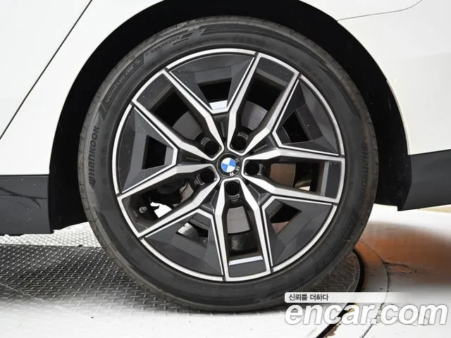 BMW 5-Series 2024 thumb 5