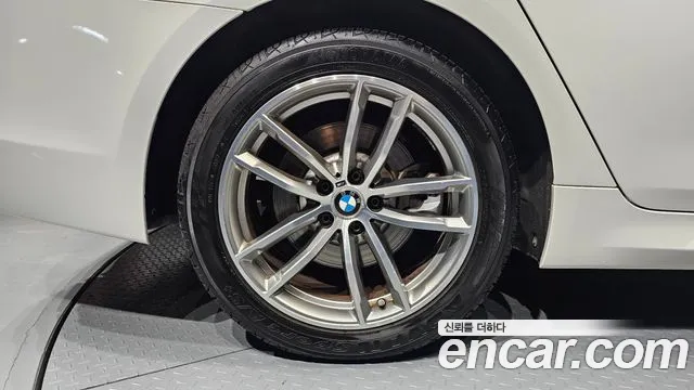 BMW 5-Series 2017 thumb 4