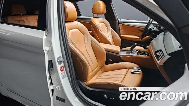 BMW 5-Series 2017 thumb 11