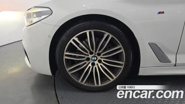 BMW 5-Series 2019 thumb 4
