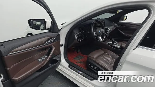 BMW 5-Series 2019 thumb 9