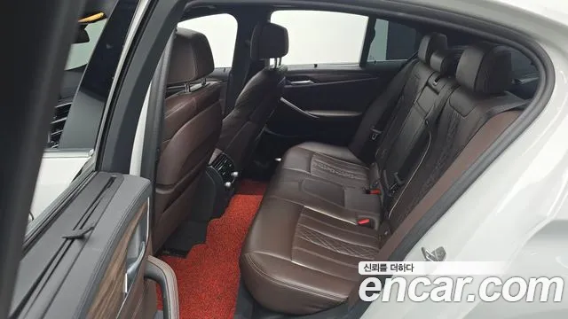 BMW 5-Series 2019 thumb 11