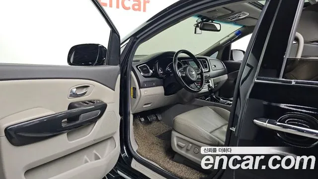 Kia Carnival 2014 thumb 10