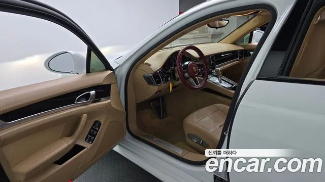 Porsche Panamera 2012 thumb 10