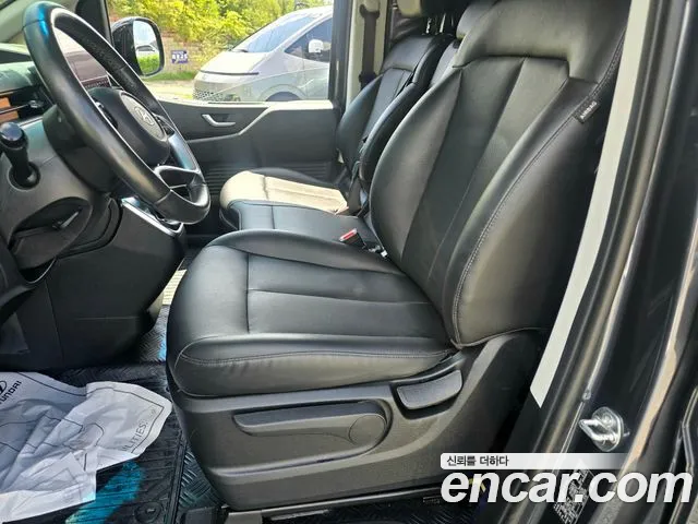 Hyundai Staria 2023 thumb 6