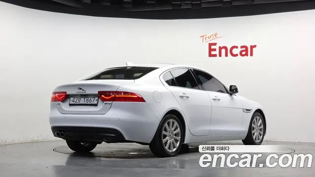 Jaguar XE 2019 thumb 2