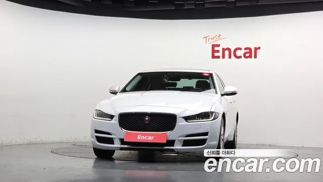 Jaguar XE 2019 thumb 3