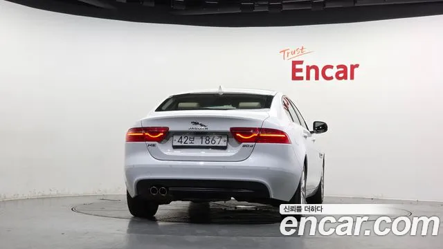 Jaguar XE 2019 thumb 4