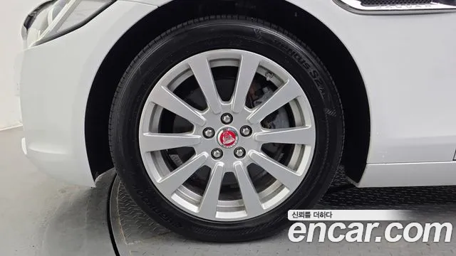 Jaguar XE 2019 thumb 5