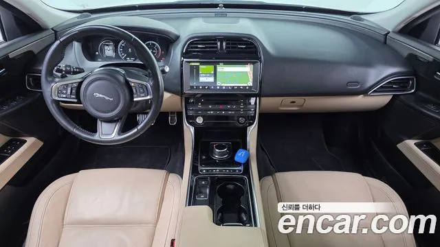 Jaguar XE 2019 thumb 7