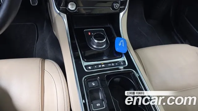 Jaguar XE 2019 thumb 9