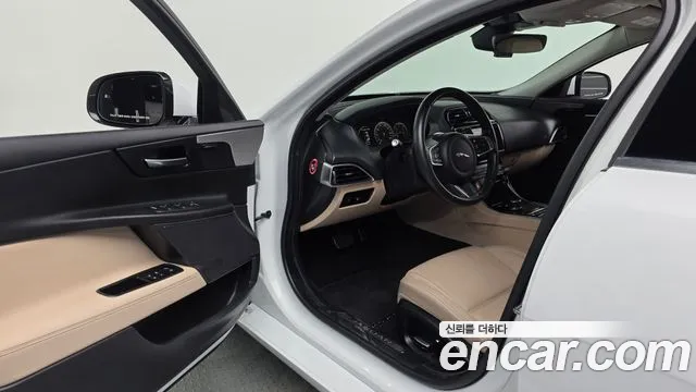 Jaguar XE 2019 thumb 10
