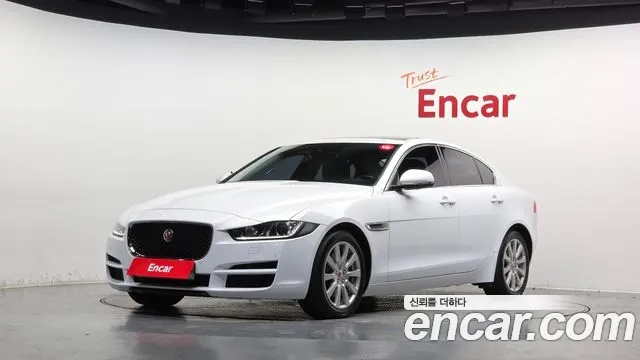 Jaguar XE 2019 thumb 11