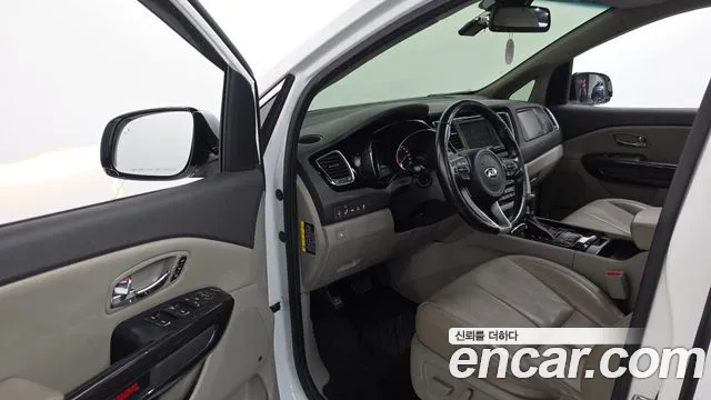 Kia Carnival 2017 thumb 10