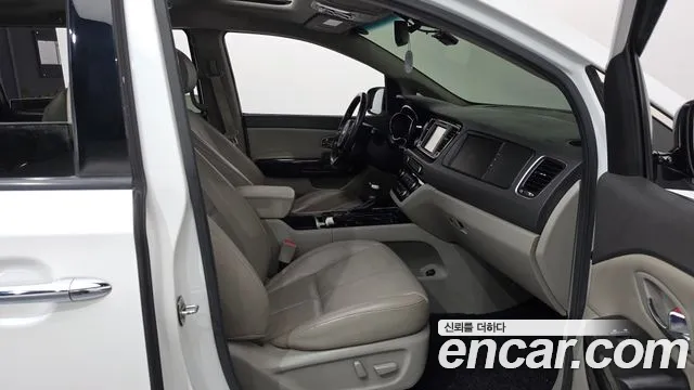 Kia Carnival 2017 thumb 11