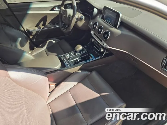 Kia Stinger 2018 thumb 12