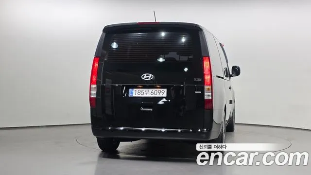 Hyundai Staria 2024 thumb 4