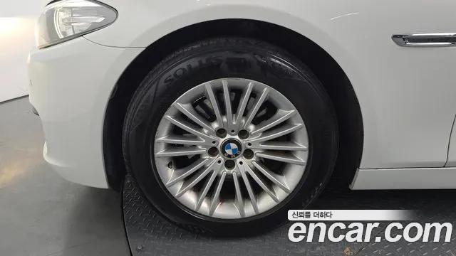 BMW 5-Series 2013 thumb 4