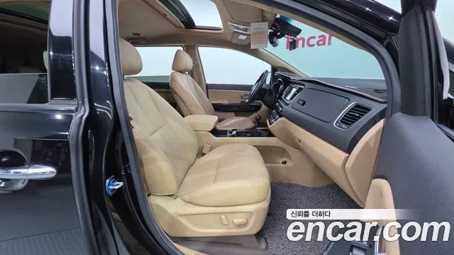 Kia Carnival 2015 thumb 10