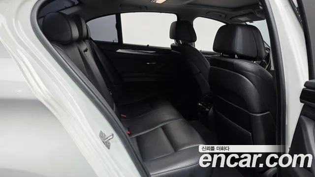 BMW 5-Series 2015 thumb 12