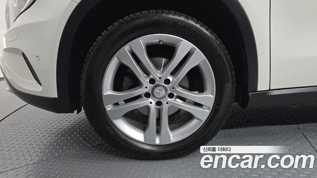Mercedes-Benz GLA 2017 thumb 5