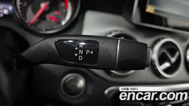 Mercedes-Benz GLA 2017 thumb 9