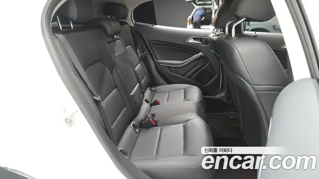 Mercedes-Benz GLA 2017 thumb 11