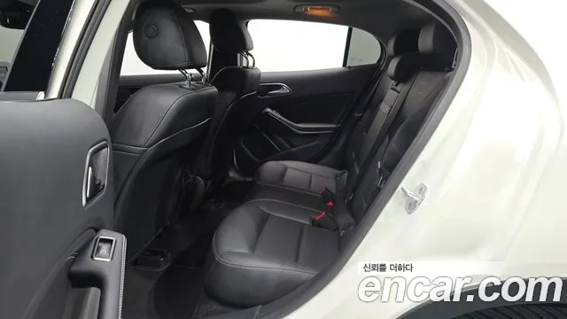 Mercedes-Benz GLA 2017 thumb 12