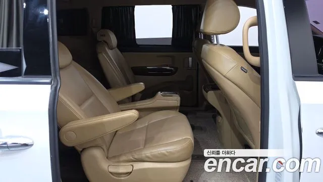 Kia Carnival 2016 thumb 11
