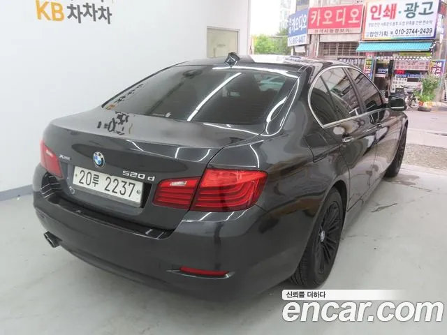 BMW 5-Series 2015 thumb 3