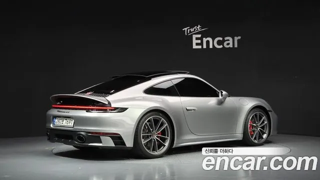 Porsche 911 2020 thumb 2