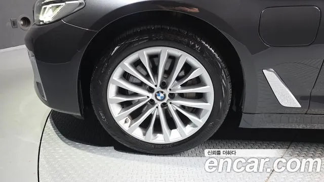 BMW 5-Series 2020 thumb 5
