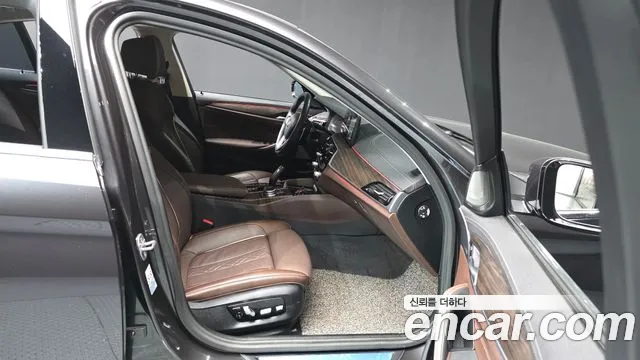 BMW 5-Series 2020 thumb 11