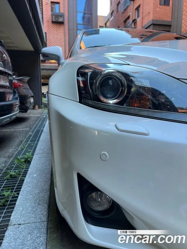 Lexus IS 2010 thumb 2