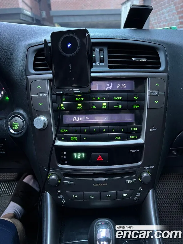 Lexus IS 2010 thumb 6