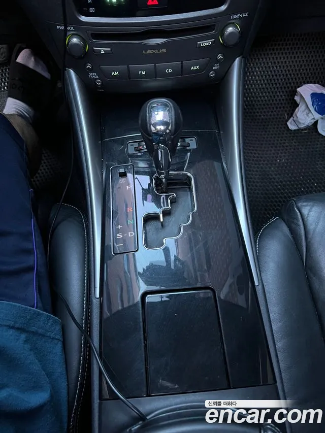 Lexus IS 2010 thumb 8