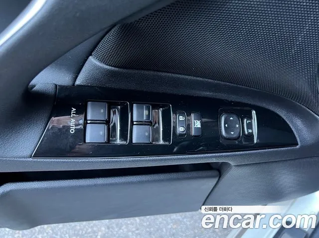 Lexus IS 2010 thumb 11