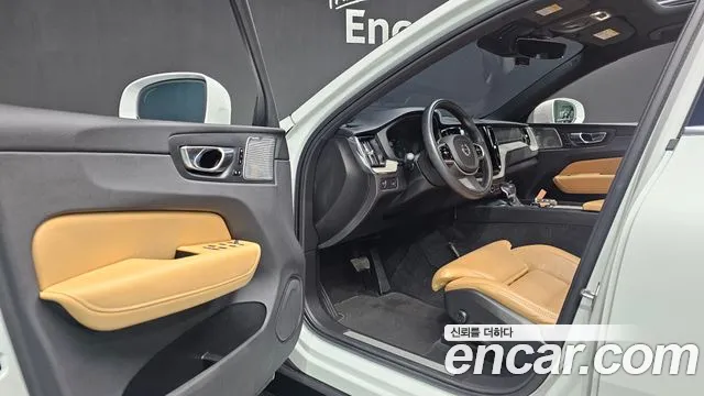 Volvo XC60 2019 thumb 10