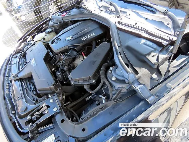 BMW 3-Series 2018 thumb 6